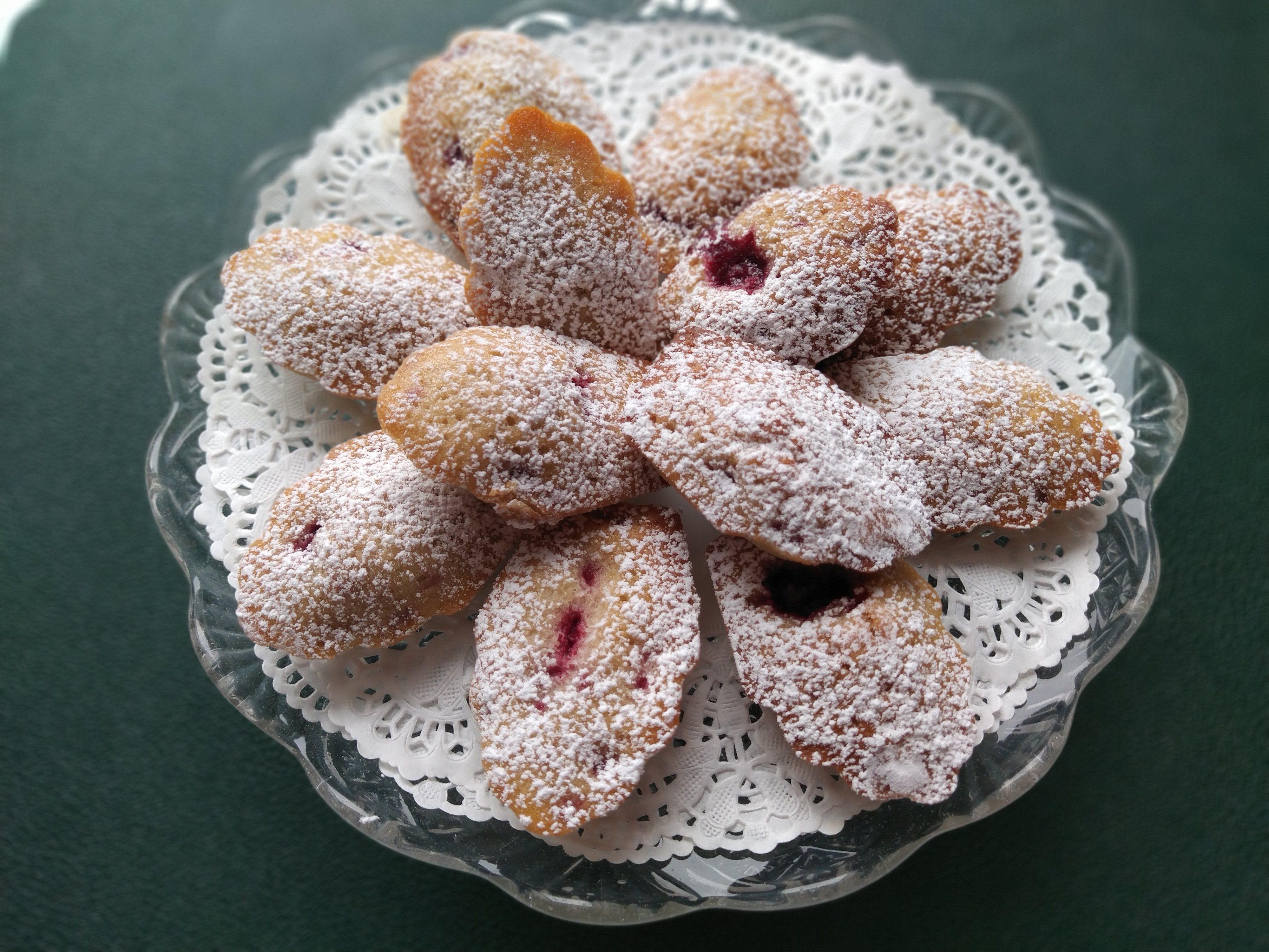 Madeleine mit Himbeerfrost