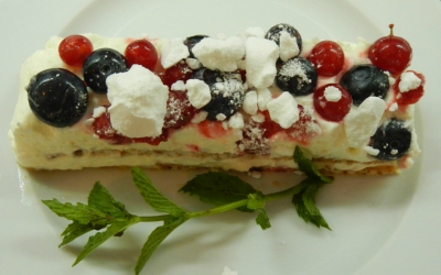 Mitsommernachts-Traum, Baiser-Torte mit Früchten